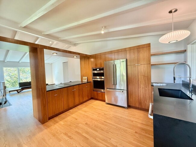 Building Photo - Luxurious 4BD, 3BA Raleigh Home with Fence...