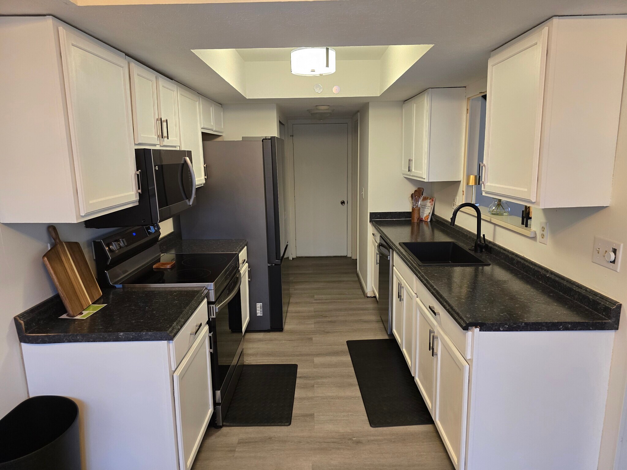 Building Photo - 2059 Foxknoll Dr