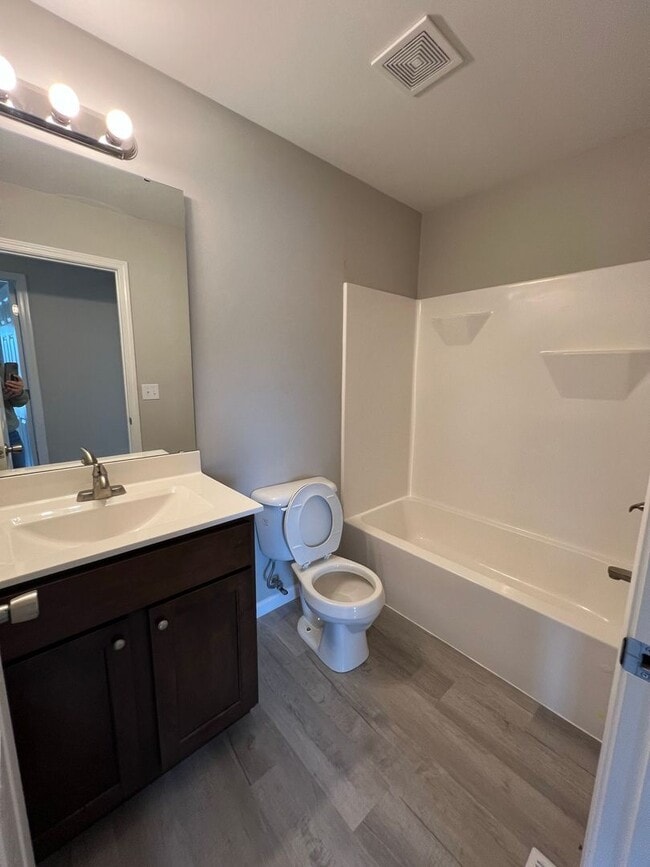 Building Photo - 3 bed 2 bath
