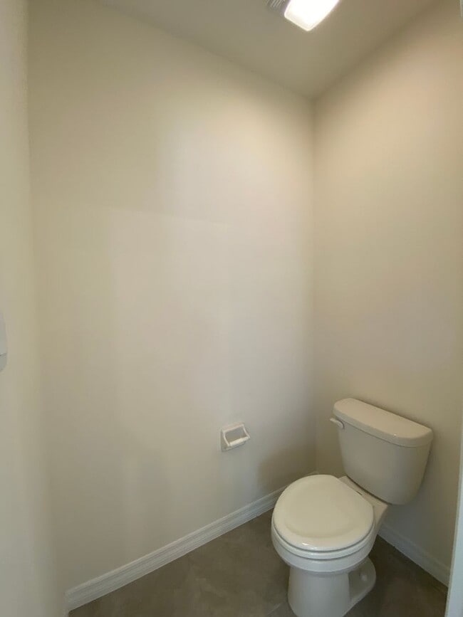 Building Photo - Desirable SE Ocala Subdivision - Lake Diamond-North - 4/3/2 *Available Soon* Won't Last!