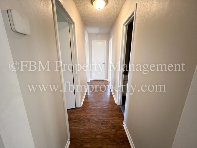 Building Photo - 211 Stonegate Dr
