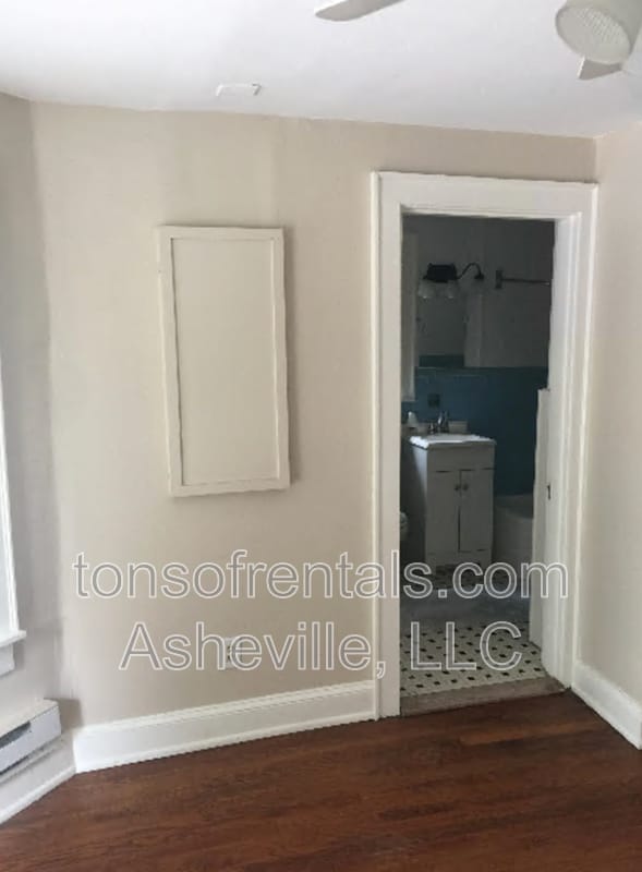 Building Photo - 1A Gables Place