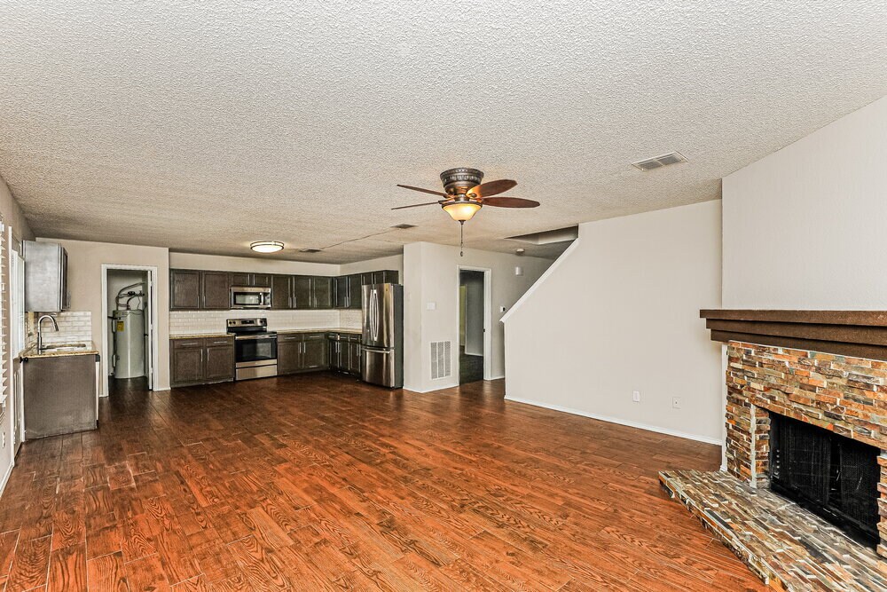 Building Photo - 8705 Stonebriar Ln