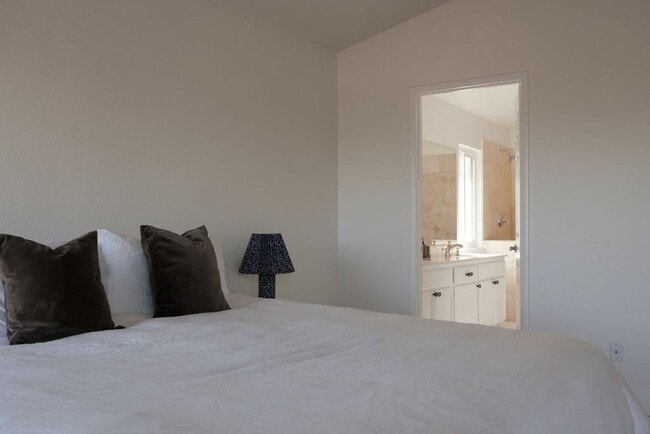 Building Photo - Gorgeous 3 Bedroom 3 Bathroom Corona Home ...