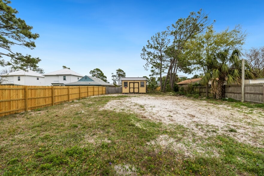 Building Photo - 5616 Pinetree Ave