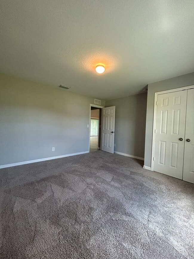 Building Photo - Don't Miss This 4 Bed, 2 Bath Home with Fe...