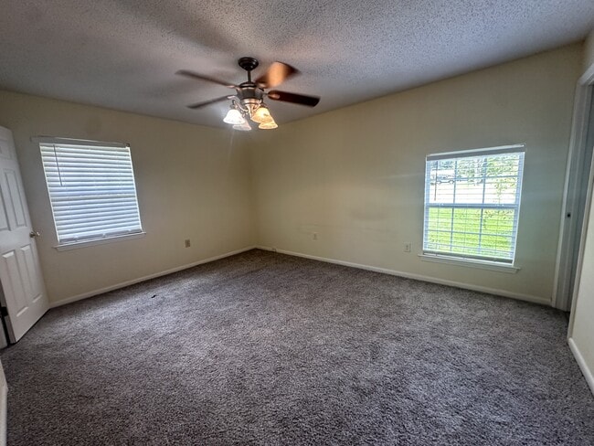 Building Photo - 140 Whispering Pines Loop