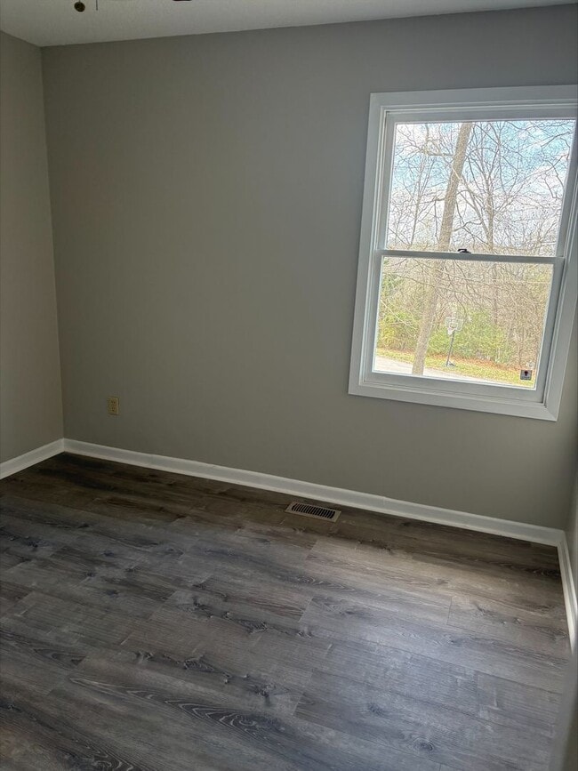 Building Photo - 3 Bedroom 2 Bath in Gray