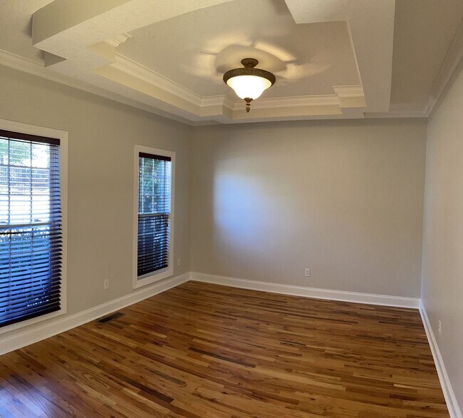 Building Photo - Spacious home with tons of upgrades! 4 Bedrooms/3.5 bathrooms