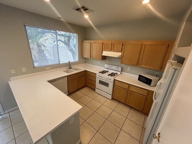 Building Photo - SW 2 story!