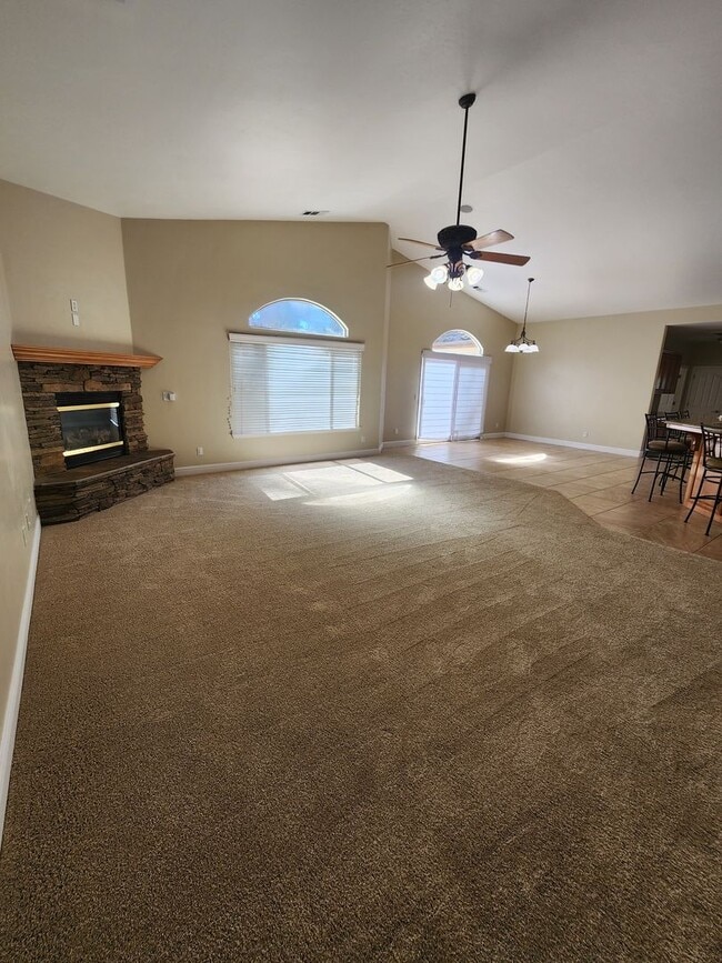 Building Photo - Gorgeous and Spacious 4 Bedroom Home