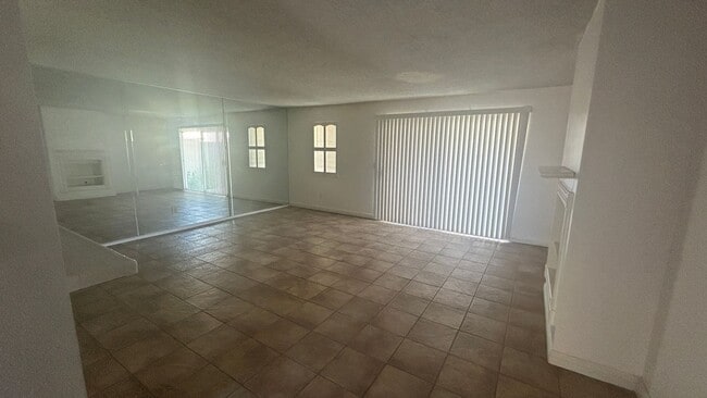 Building Photo - Spacious 3 Bedroom Condo for Rent in Colton