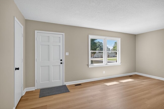 Building Photo - 3 bedroom, 2 bathroom House in Eden!