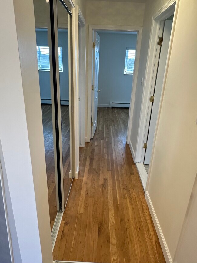 Building Photo - 100 W Hickory Grove Rd