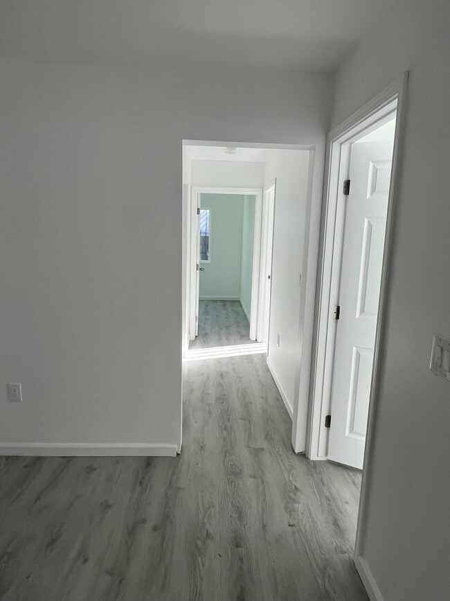 Building Photo - 820 W 42nd St