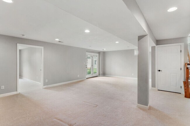Building Photo - Spacious Home in Port Potomac