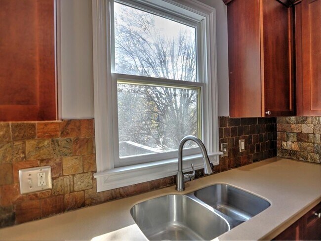Building Photo - 975 Odessa Dr