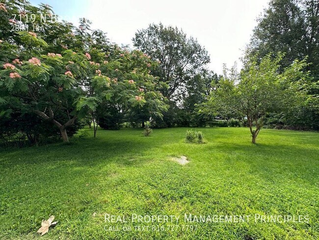 Building Photo - Spacious, updated, 2 Bedroom, 1 Bathroom T...