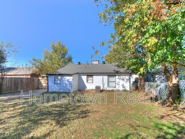 Building Photo - 220 E Jacobs Dr