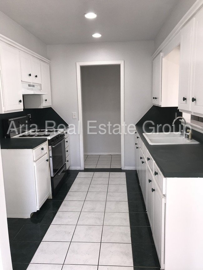 Building Photo - Colonial Estate Home!