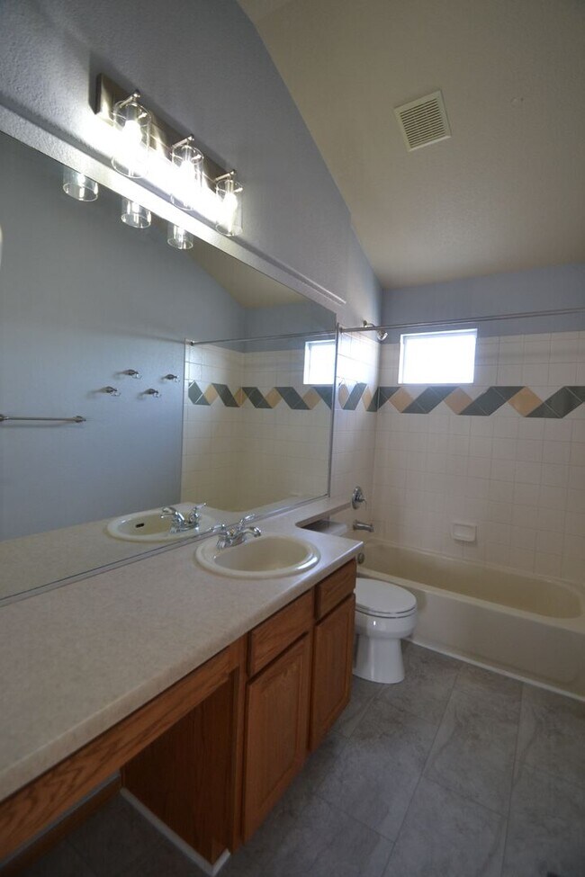 Building Photo - 6 Bed, 3.5 Bath Home Available Now!