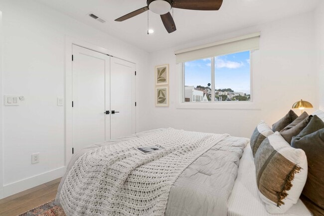 Building Photo - Updated and Modern 4 Bed + Office, 3.5 Bat...