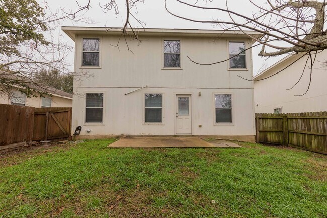 Building Photo - Charming 3BR/2.5BA Home with Spacious Back...