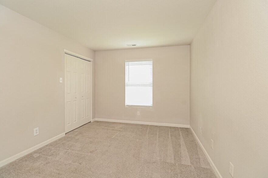Building Photo - 7234 Fox Point Dr