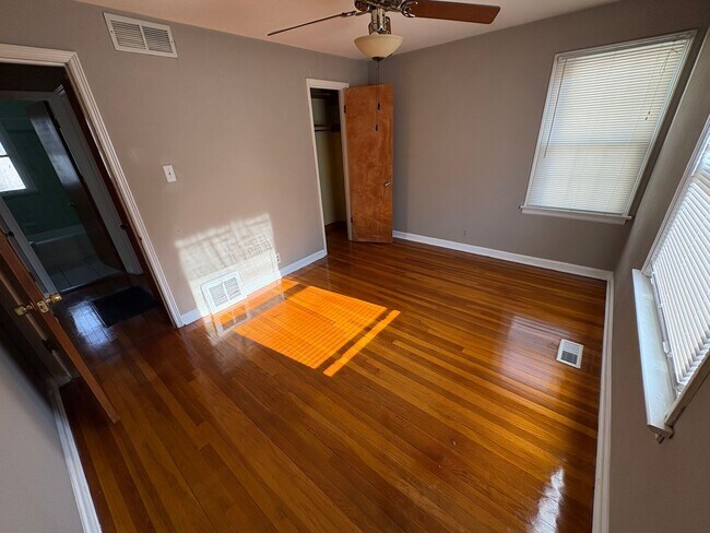 Building Photo - 1231 Hoyt Dr