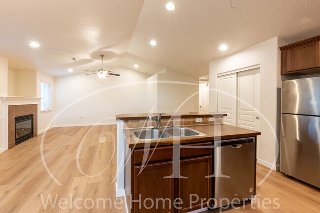 Building Photo - Single Story 3 Bedroom Home with Gas Fireplace and Covered Patio