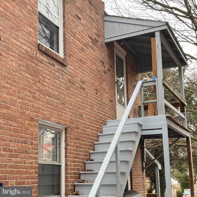 Primary Photo - 132 W 4th St