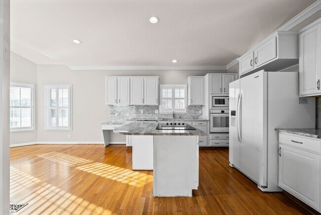Building Photo - 3 Bedroom 2 Bath Pet Friendly Home For Rent with Community Pool Access!