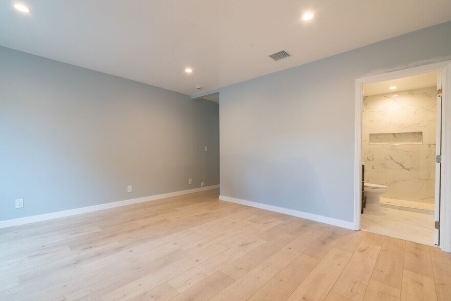 Building Photo - 20239 Hartland St