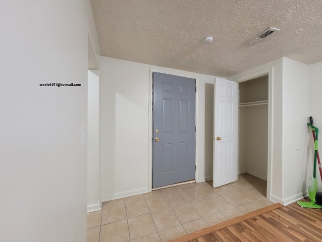 Building Photo - 2806 Janan Dr