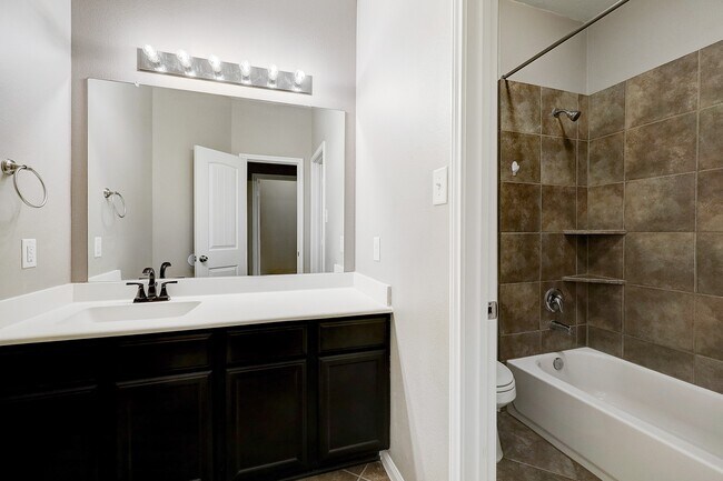 Building Photo - 1319 S Maple Dr