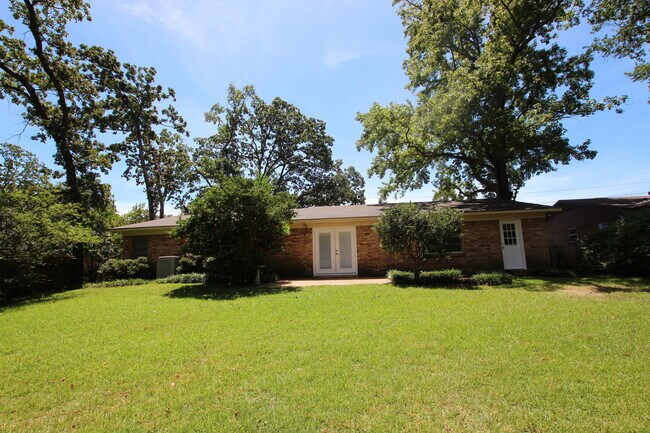 Building Photo - 2930 Williamsburg Dr