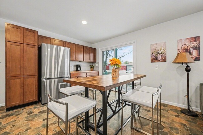 Building Photo - 325 W Delhi Rd