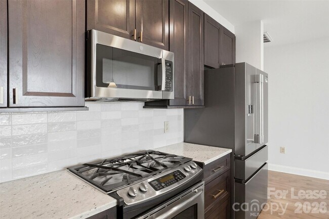 Building Photo - 701 Royal Ct