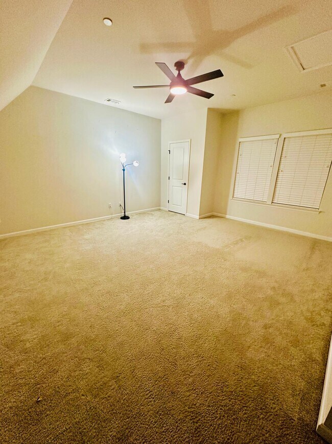 Building Photo - 2048 Oglethorpe Dr