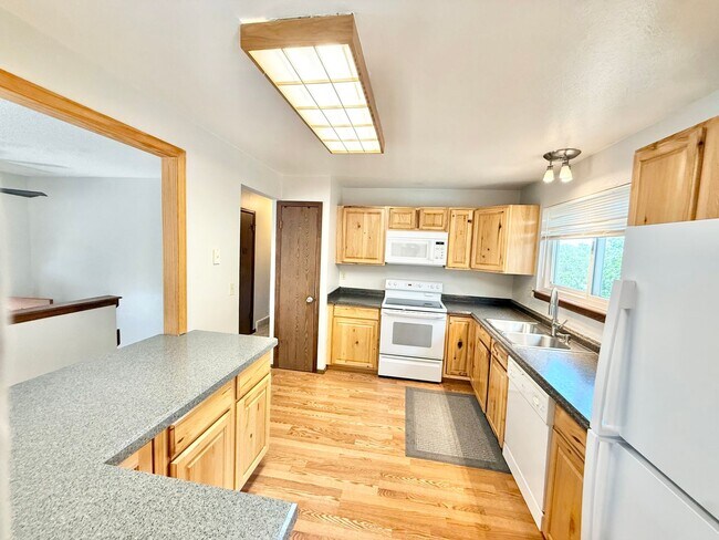 Building Photo - Move in ready home on Flintridge!