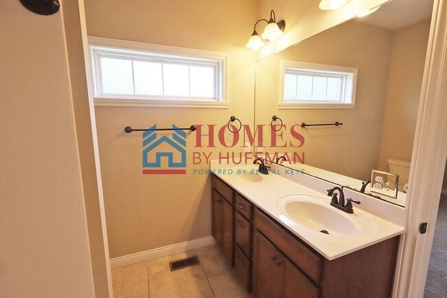 Building Photo - Three Bedroom | Two Bathroom | Newburgh