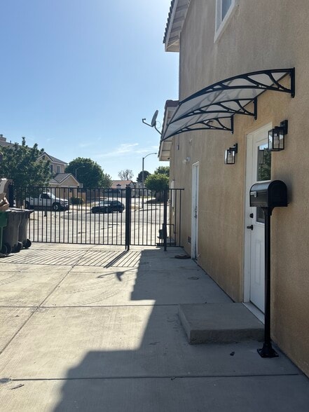 Building Photo - 3033 San Miguel Dr