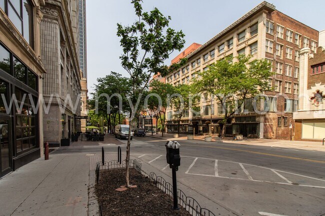 Building Photo - The Regis