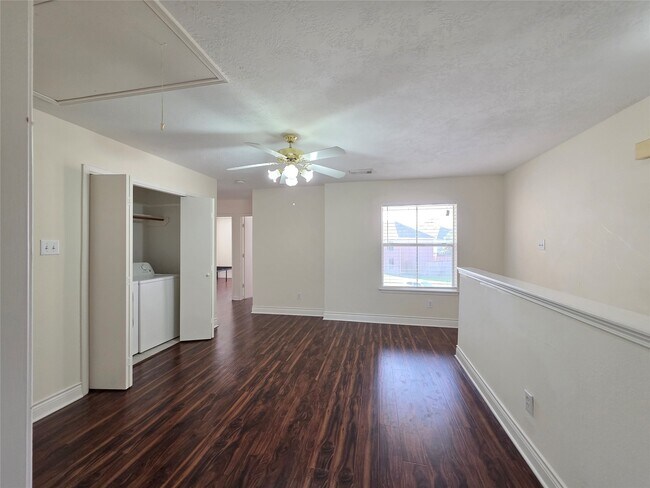 Building Photo - 8126 Golf Green Cir