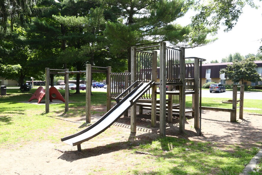 Willow Creek Apartments 1673 Fairwood Dr Westland MI 48185