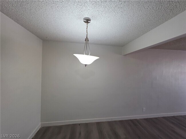 Building Photo - 615 S Royal Crest Cir