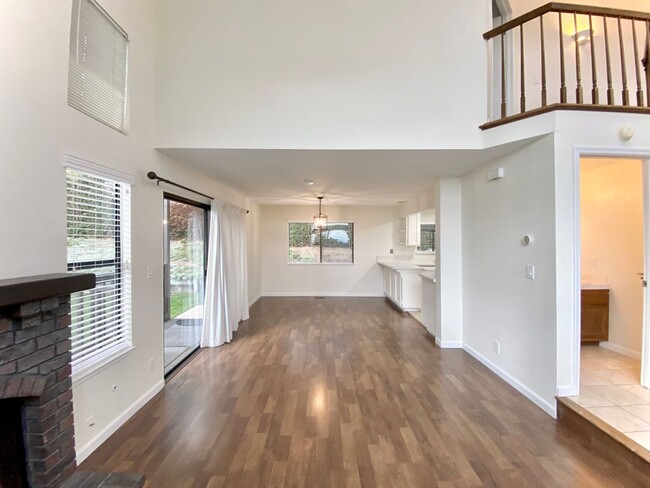 Building Photo - Radiant and comfy home in the beautiful hi...