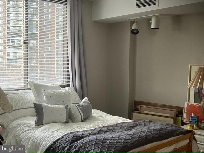 Building Photo - 7420 Westlake Terrace