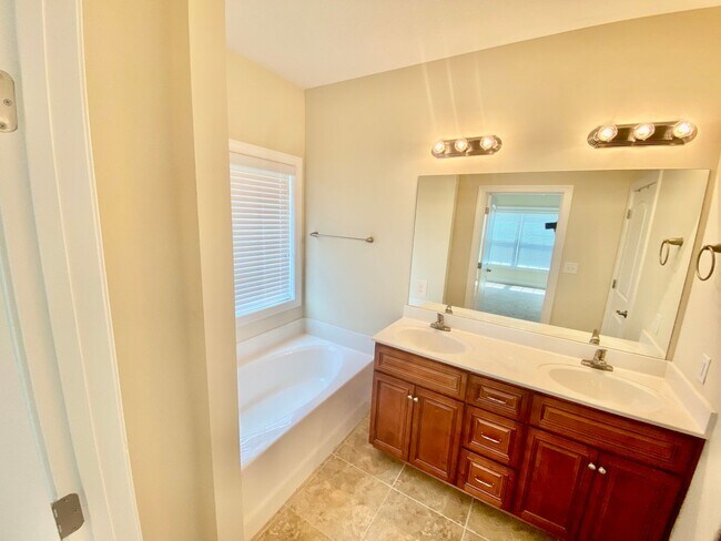 Building Photo - Great Location Single Family Home