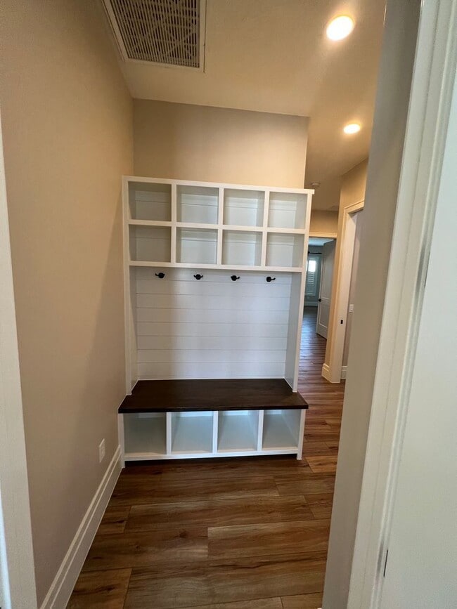 Building Photo - Beautiful 4 Bedroom, 4 Bathroom Home in Th...